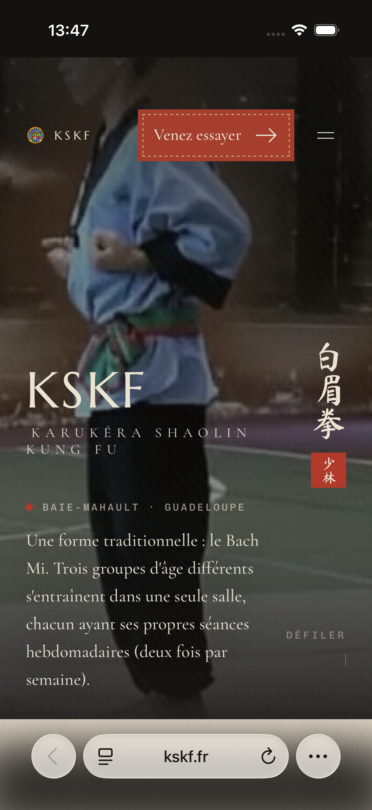 KSKF ouvert dans Safari, avec le bouton à trois points en bas à droite.