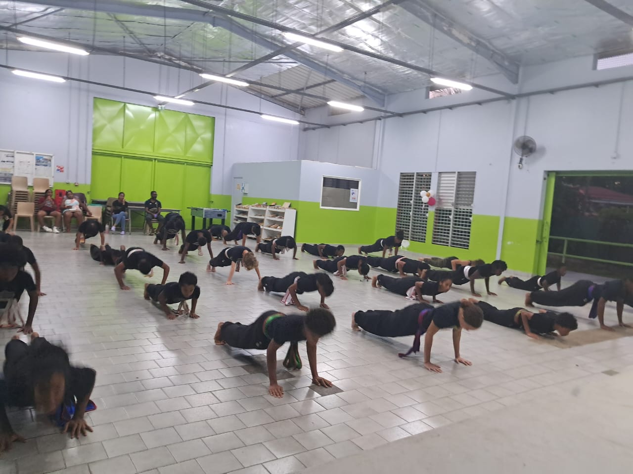 Échauffement collectif dans la salle